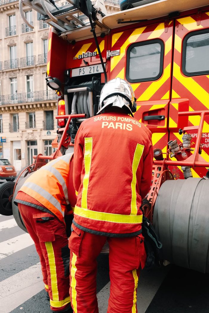 Un sapeur-pompier de Paris au travail devant son engin