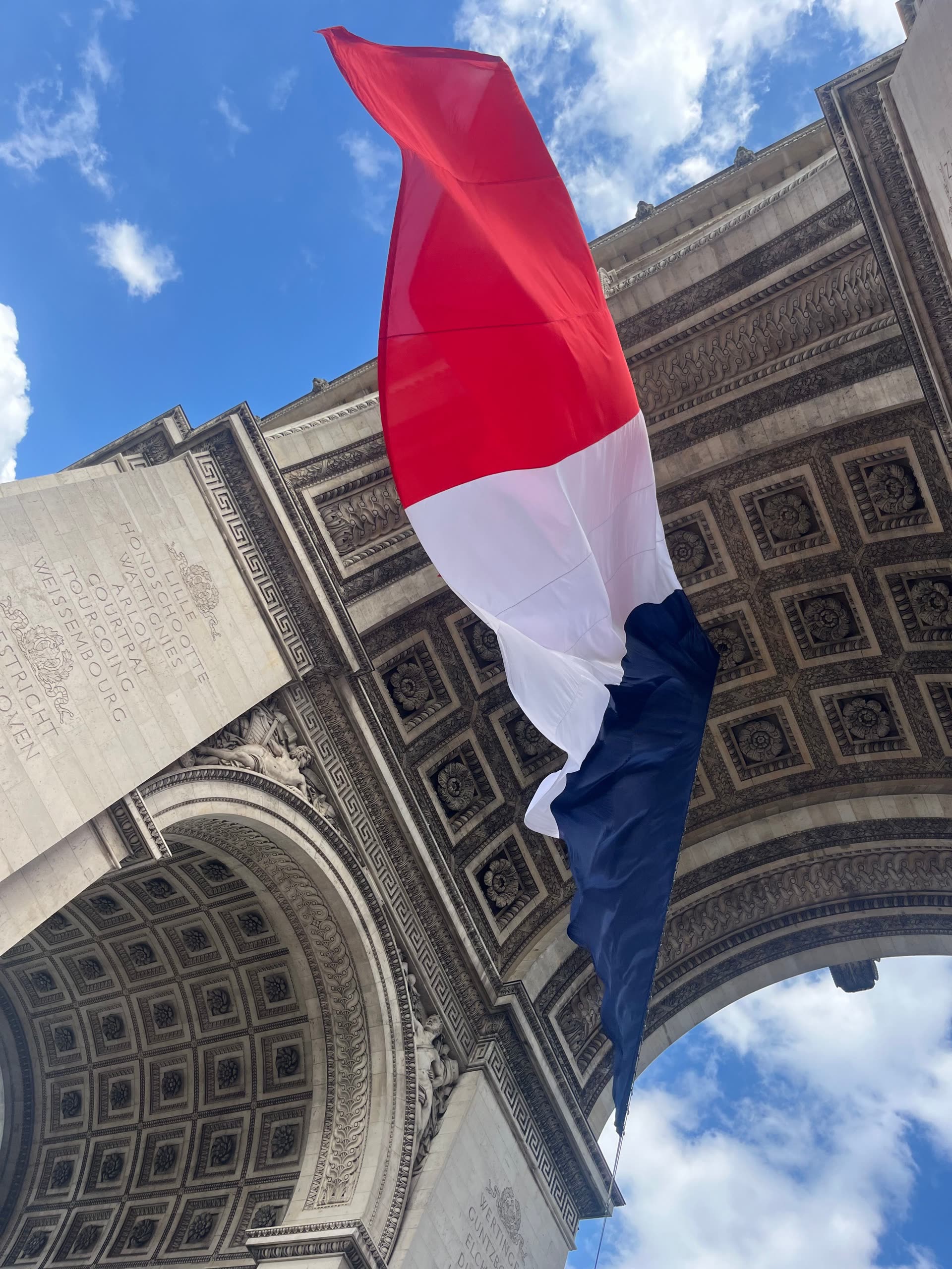 L'Arc de Triomphe surmonté du drapeau français