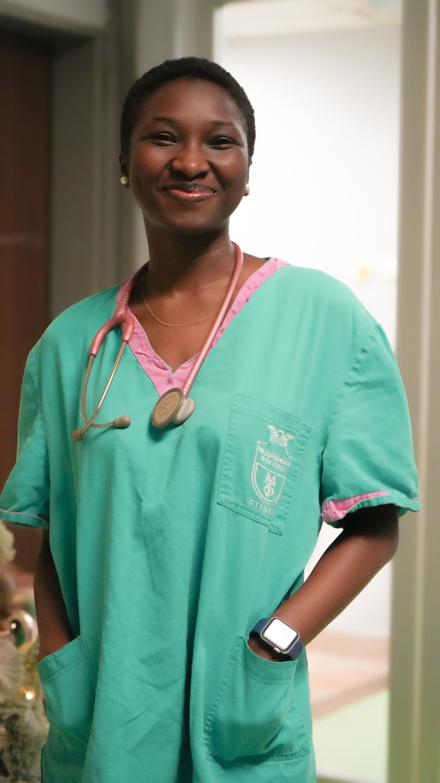 Une soignante en blouse, stéthoscope autour du cou