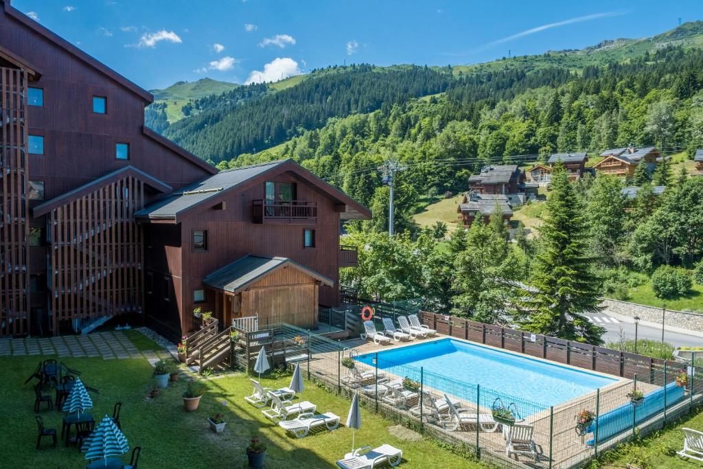 La résidence Le Peillon, ses balcons en bois et sa piscine extérieure