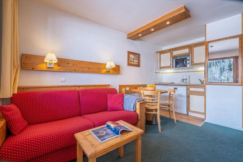 Un séjour d'appartement avec canapé et coin repas