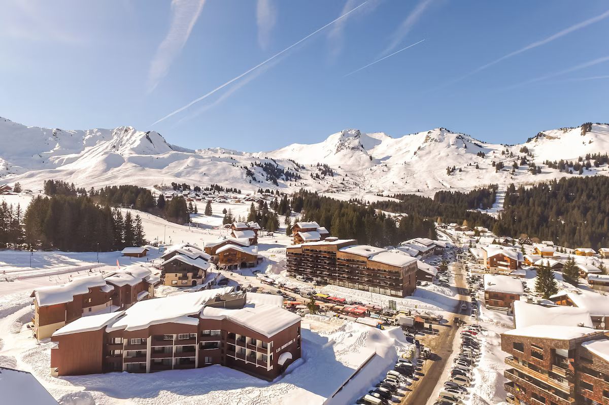 La station de Praz de Lys enneigée, sous un ciel bleu
