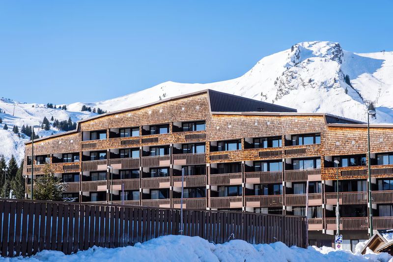 La façade de la résidence Les Mouflons face aux sommets