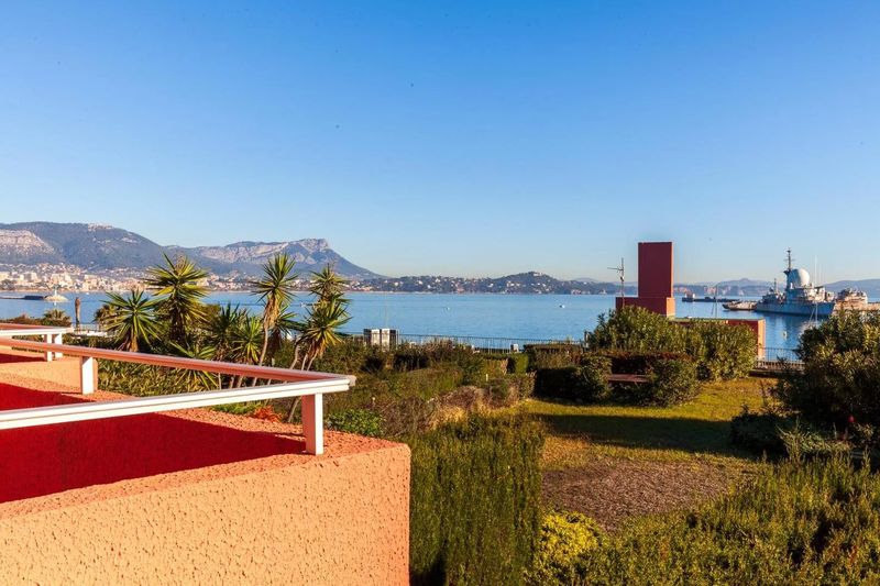 La rade de Toulon vue depuis une terrasse